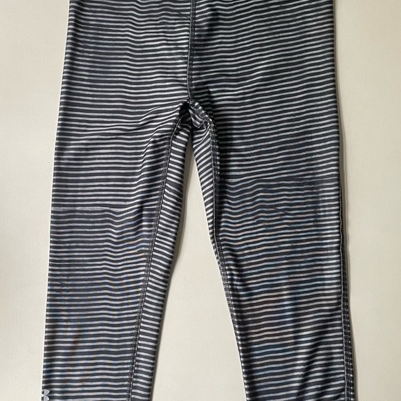 Under Armour Pants - Under Armour Black‎ and Gray Capri Heat Gear Compression Leggings sz small